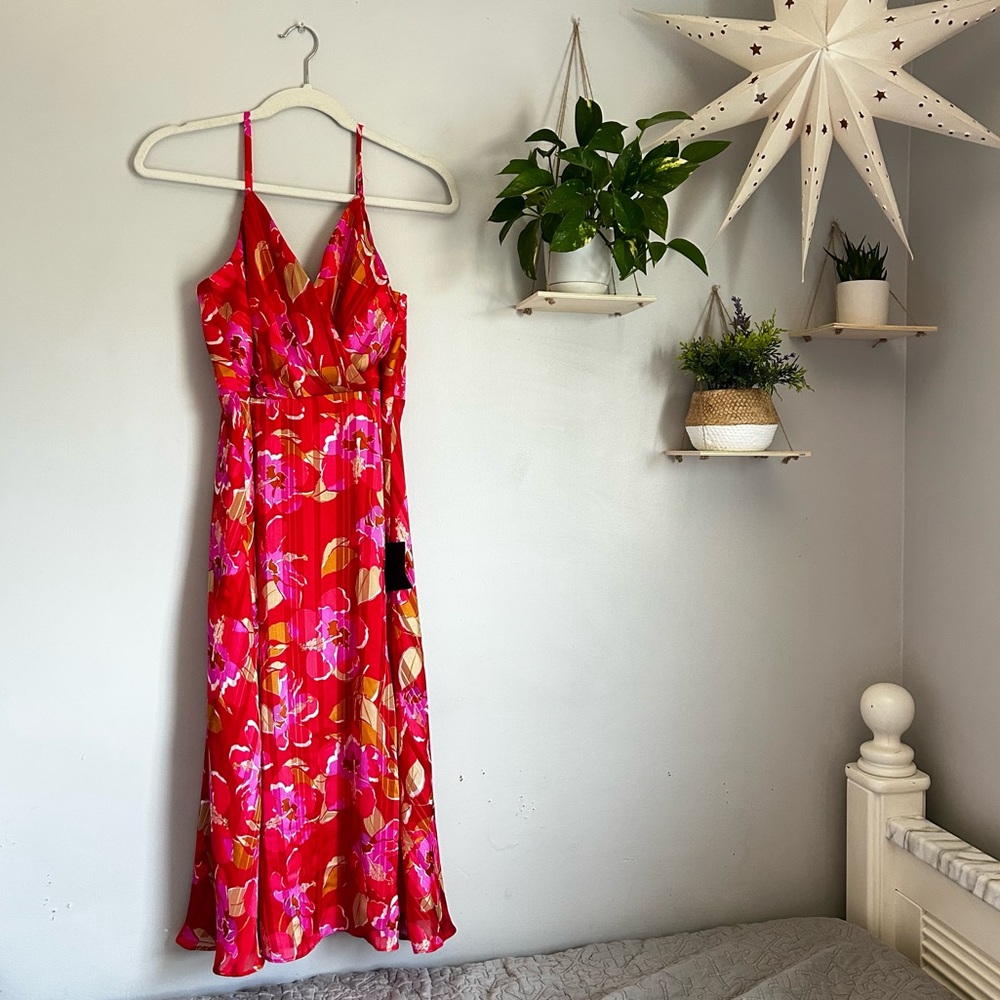 NWT LULUS ALL ABOUT LOVE RED FLORAL PRINT MIDI DRESS SIZE MEDIUM VIBRANT RED - Picture 4 of 15